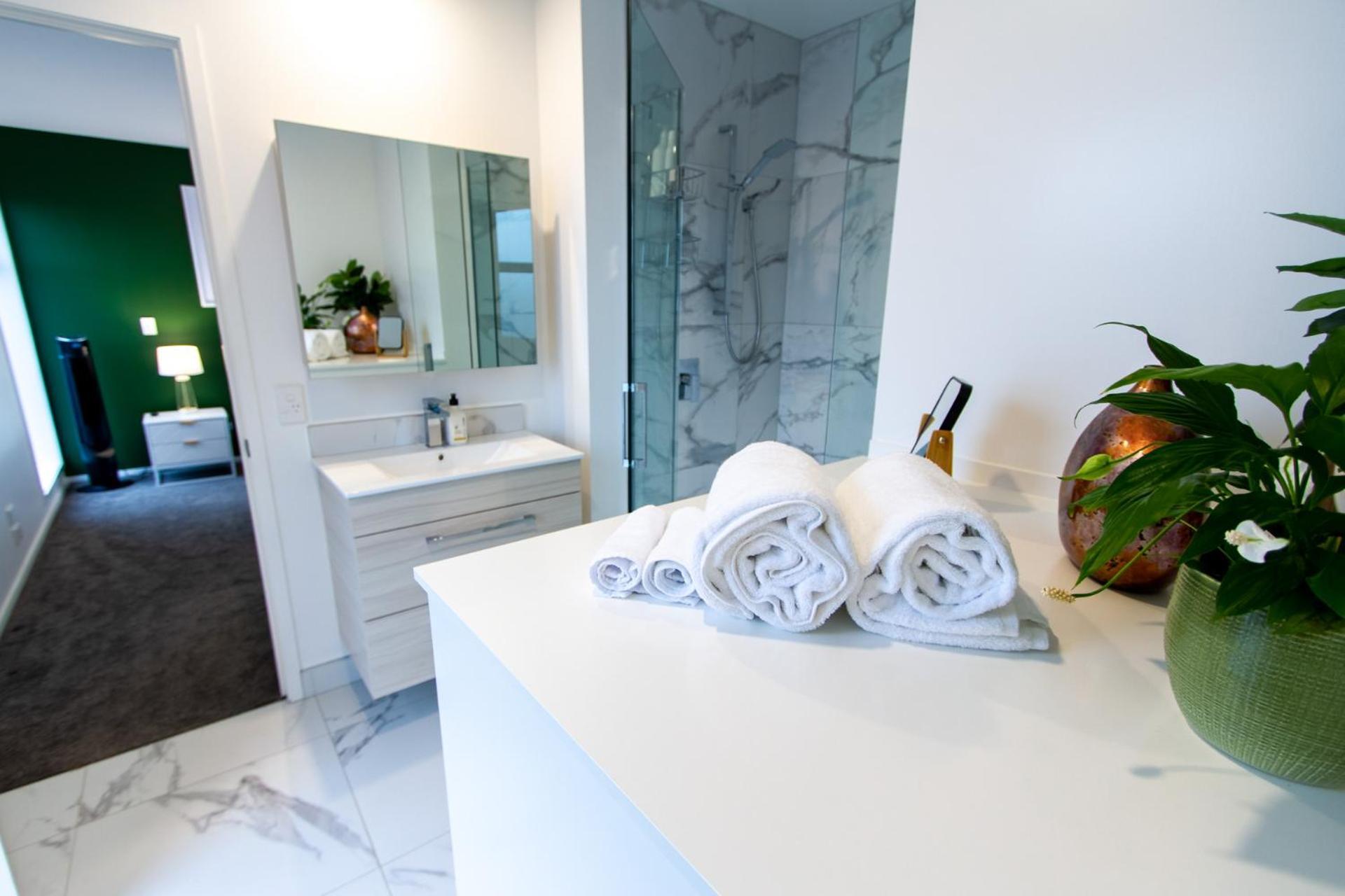 Gorgeous In Green - 2 Bed Central Oasis W/King Bed クライストチャーチ エクステリア 写真