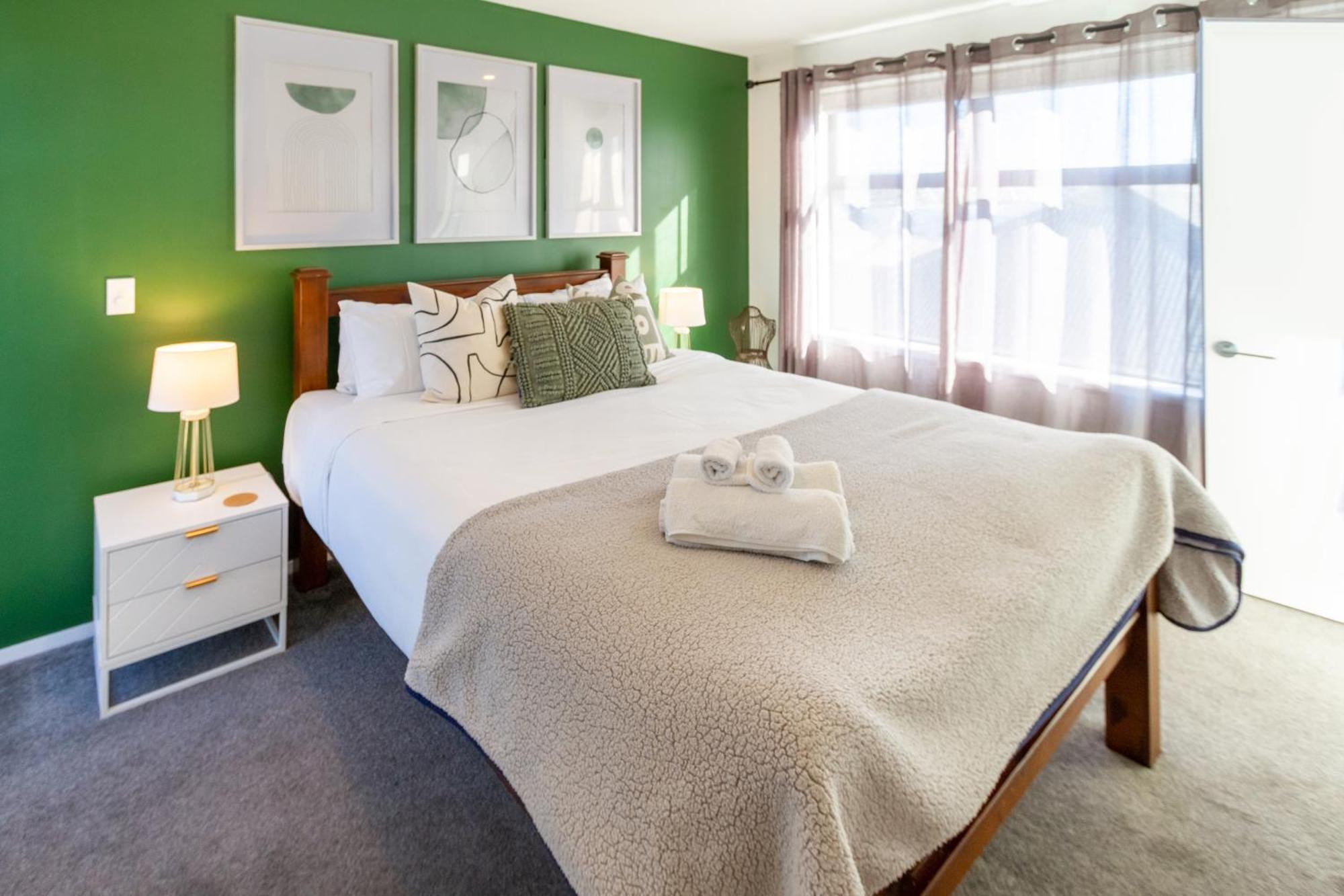 Gorgeous In Green - 2 Bed Central Oasis W/King Bed クライストチャーチ エクステリア 写真