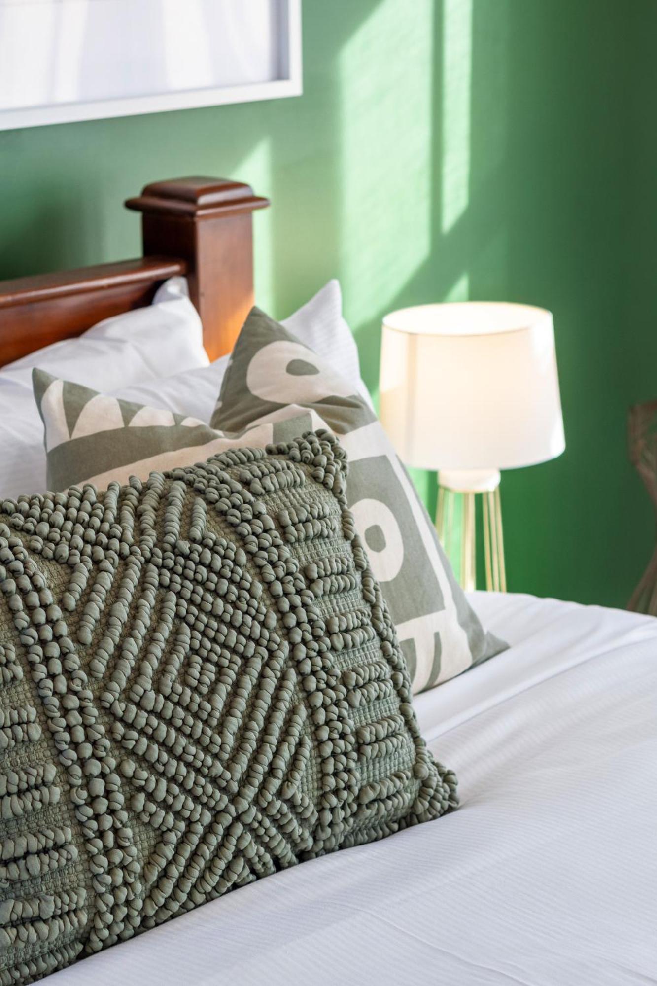 Gorgeous In Green - 2 Bed Central Oasis W/King Bed クライストチャーチ エクステリア 写真