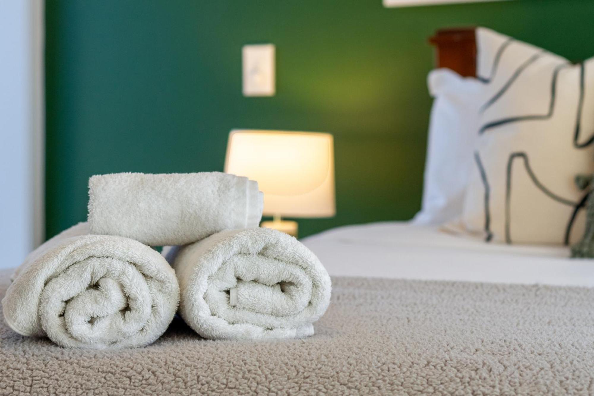 Gorgeous In Green - 2 Bed Central Oasis W/King Bed クライストチャーチ エクステリア 写真