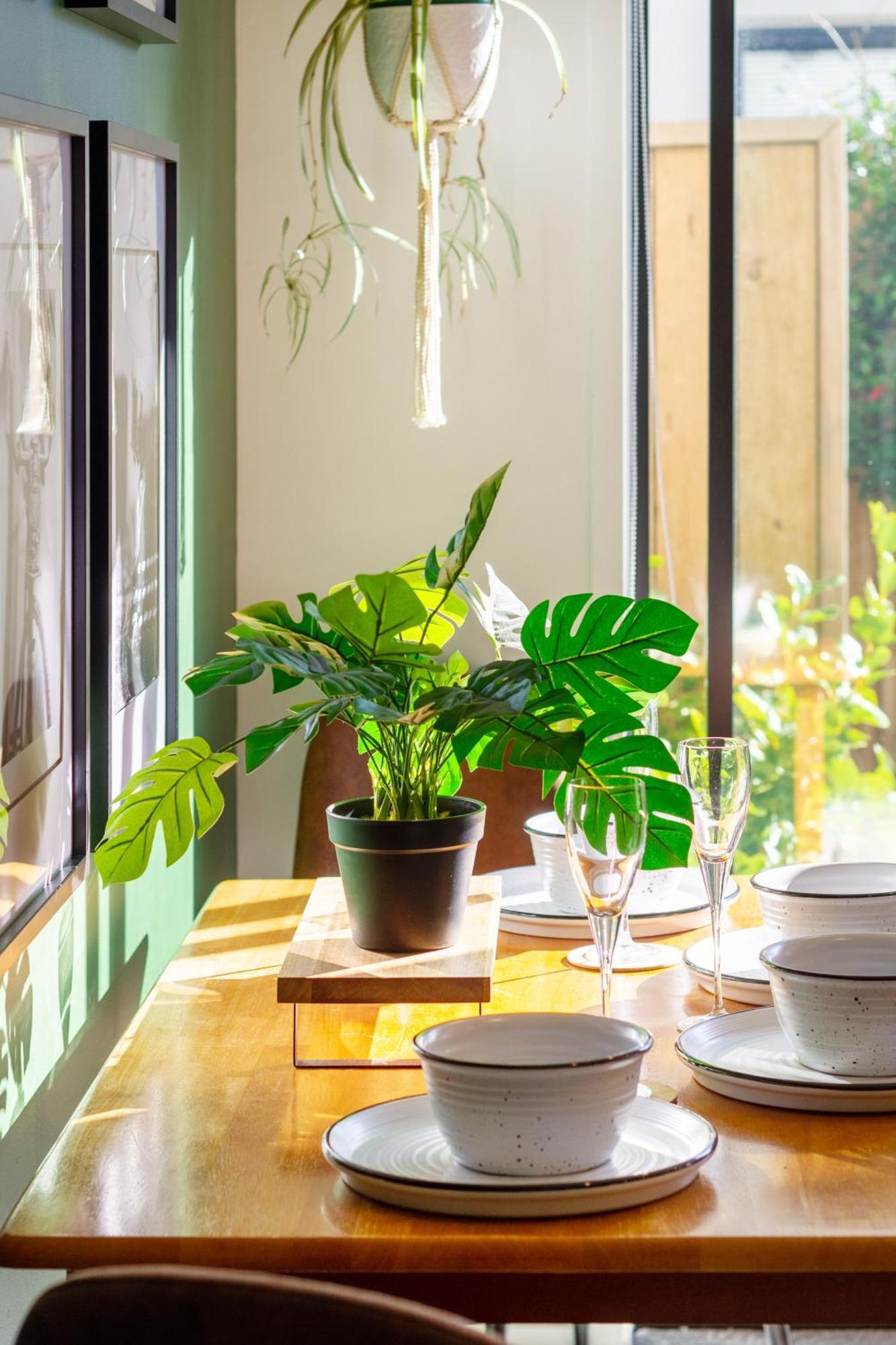 Gorgeous In Green - 2 Bed Central Oasis W/King Bed クライストチャーチ エクステリア 写真